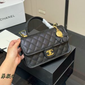 Chanel Messenger bag category image